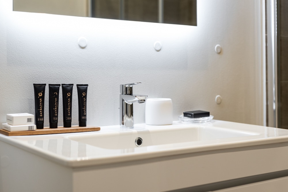33 Solonos Suites