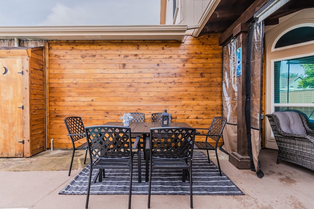 Discount Included! Stunning, Modern, Spacious Getaway Fits Any Group, 2 Game Rooms, Hot Tub 5 Bedroom Home by Redawning - Property Image 8
