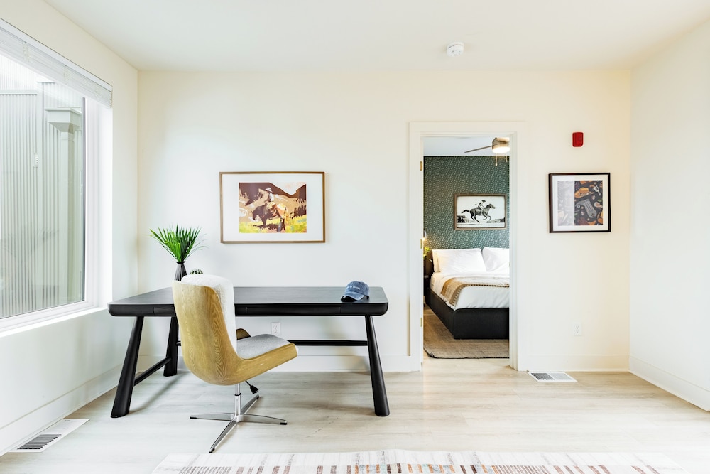The Outrider by AvantStay Chic Stay Close to Broadway