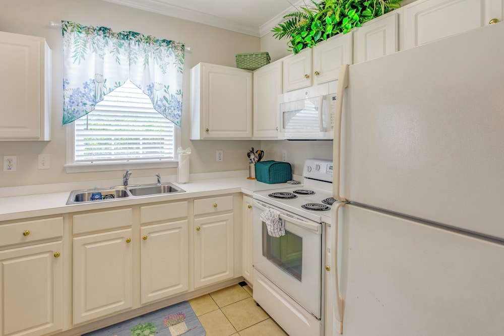 Condo w/ Golf Course View in Barefoot Resort!