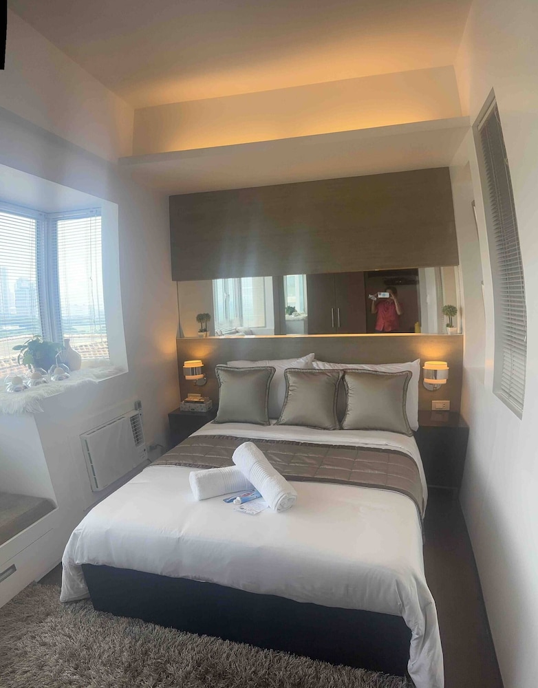 Luxurious Studio in Mckinley Hill With City View