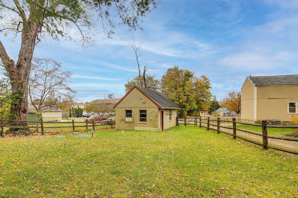 Updated Getaway w/ Sauna & Yard in Bloomsbury!
