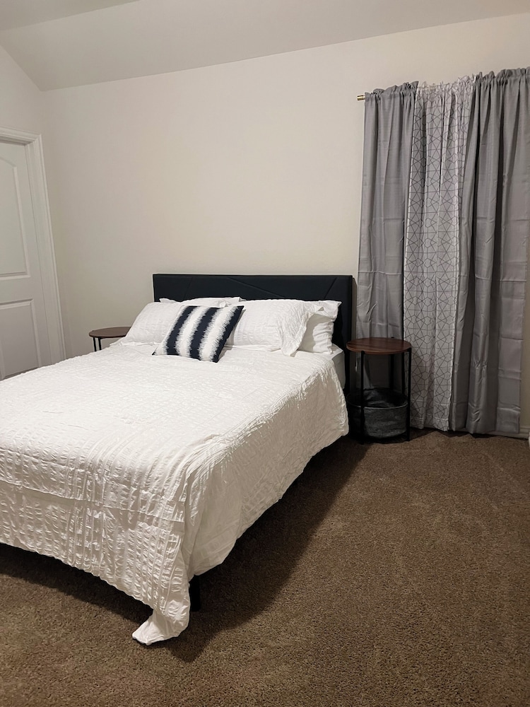 Balmoral Lakeside 5br 4ba House
