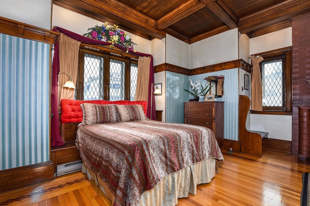 Brockville Vacations - The Noble Suites - Property Image 7