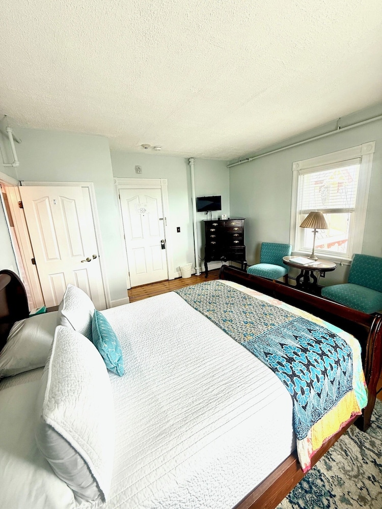 The Glen Cove Hotel & Restaurant