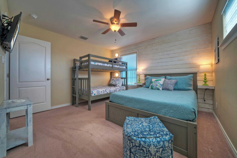 Sleeps 21, 2 Homes 2 Private Pools, Fire Pit, Swing Bar Walk to the Beach