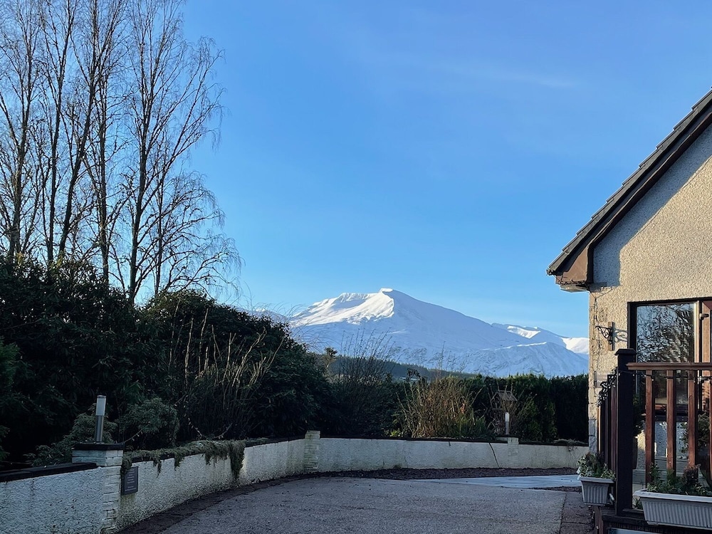 Highland Comfort With Mountain Views