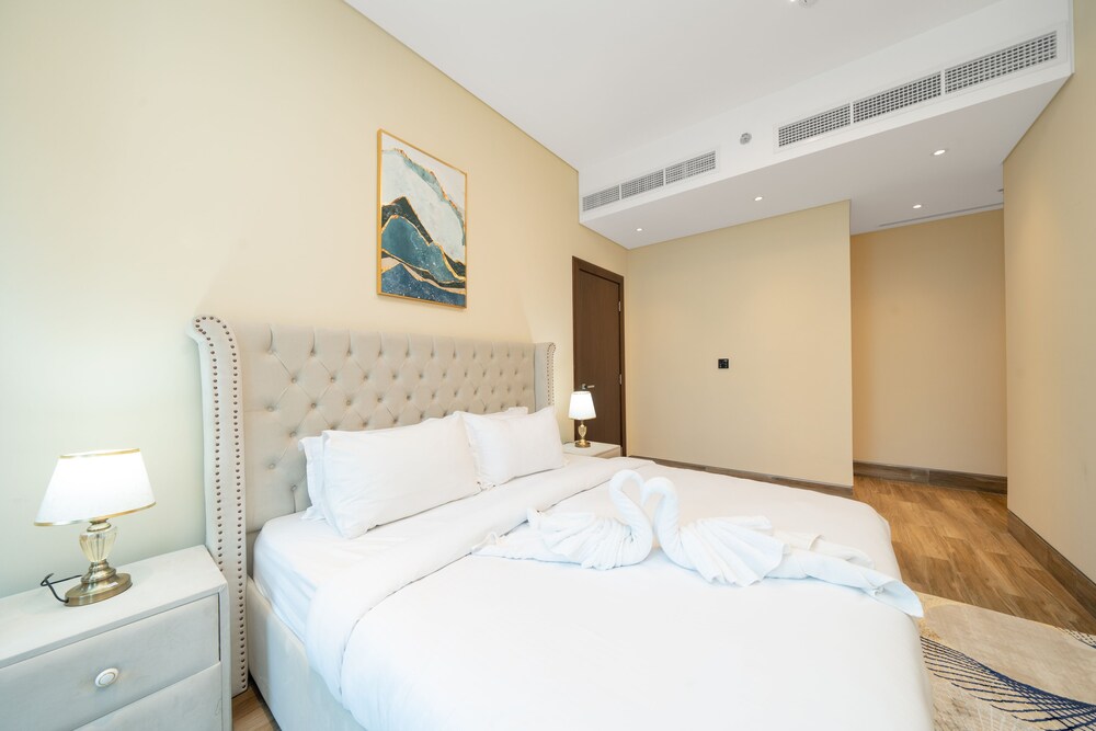 SIMPLY COMFORT Urban Chic Suites in J One Tower City & Canal Views