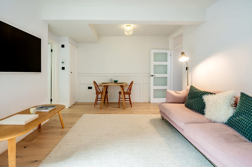The Blooming Minimalist- by Out of Office Lifestyle