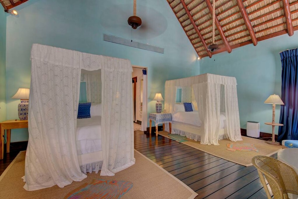 6 BR Beachfront Lush Oasis