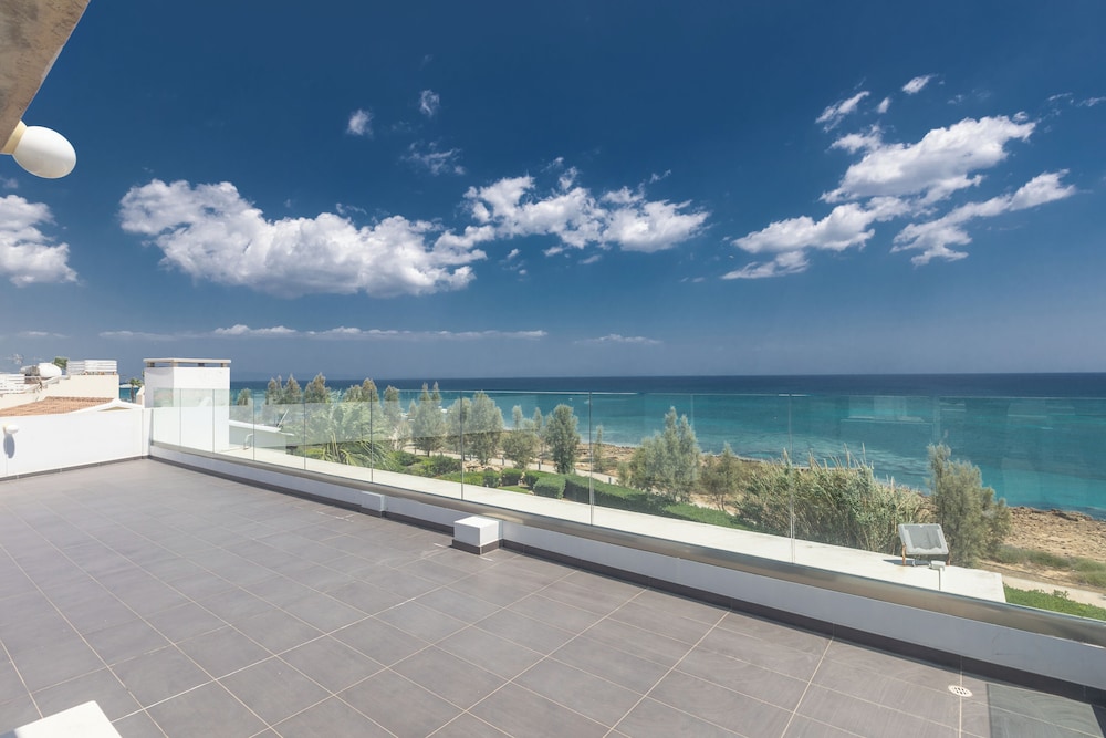 Protaras Holiday Villa El34 - Seafront Villa