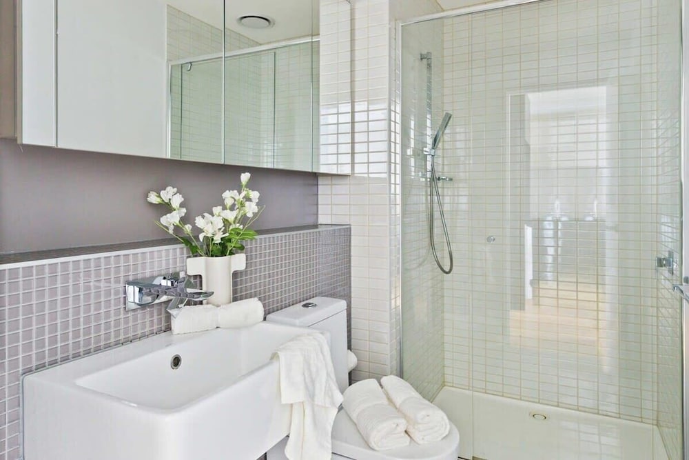 A Comfy 2BR Apt w/ City Views Near Southern Cross