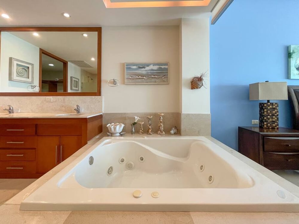 Beachfront Condo With Pools Beach Access