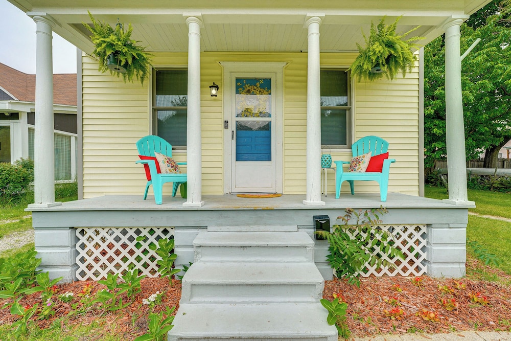 Cozy Manistee Home w/ Grill, Walk to Lake Michigan