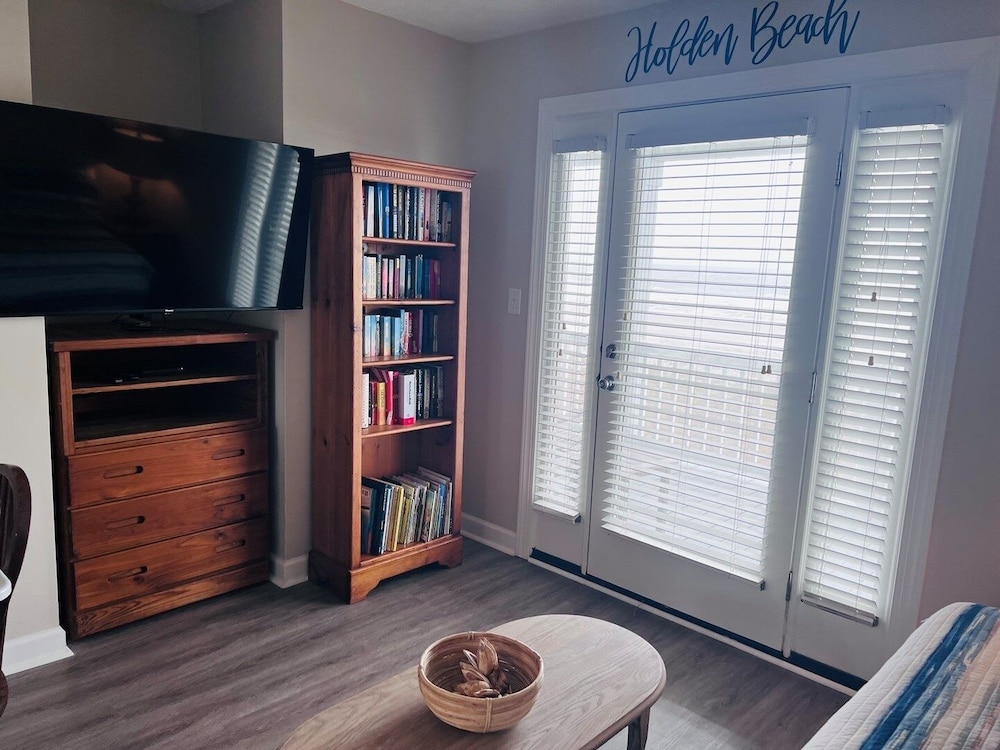 Sunny Times 4 Bedroom Home by RedAwning