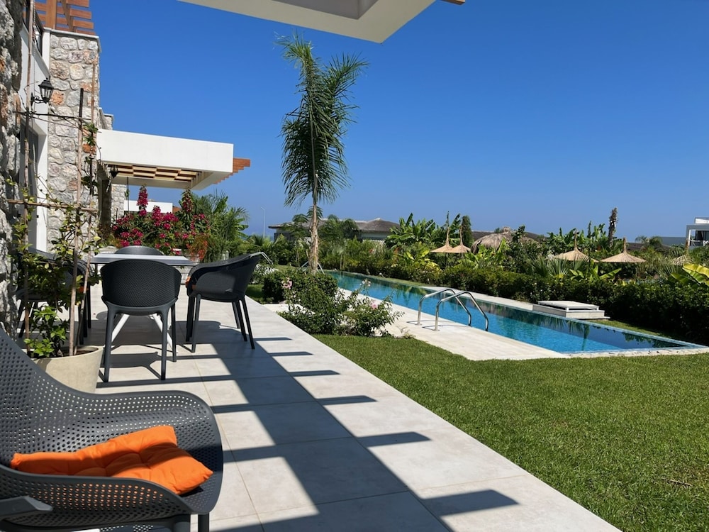Gorgeous Seafront Villa in a Prime Resort