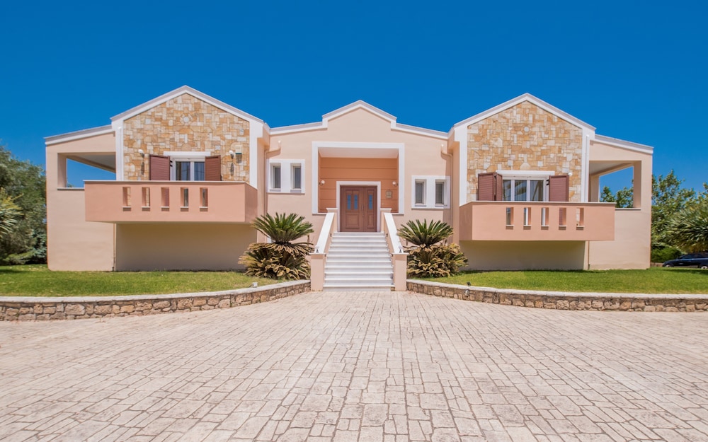 Leone Luxury Villas