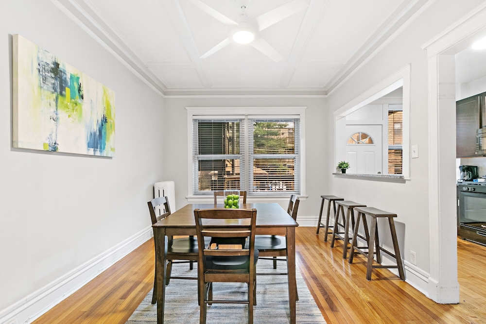 Chic 2BR Escape - Buckingham 1