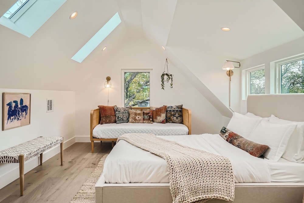 East Austin Dream Home + Pool + Close 2 Rainey Street view 5