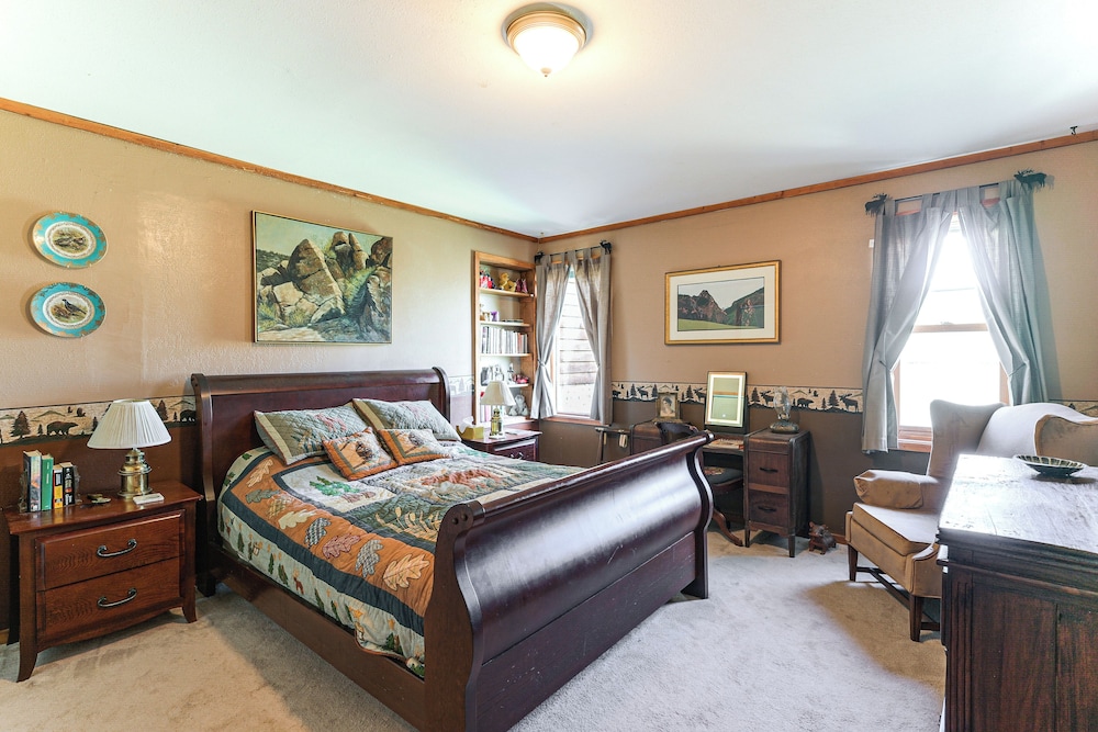 'wagon Wheel Hideaway' Near Fishing in Creede!