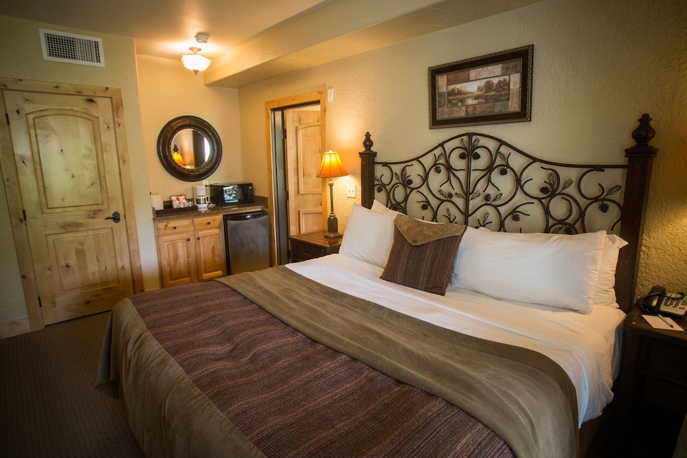 Enormous Condo with Stunning Mountain Views by RedAwning - Save 20% on 7+ Nights! view 5