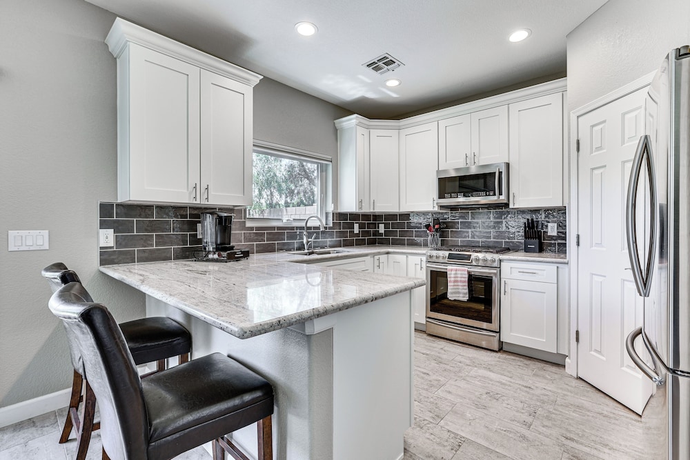 7 Mi to Dtwn: Golf Getaway w/ Fire Pit in Phoenix