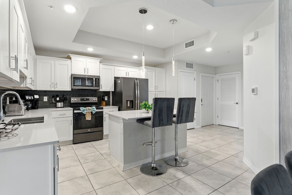 Beautiful Lakeview Retreat Near Disney