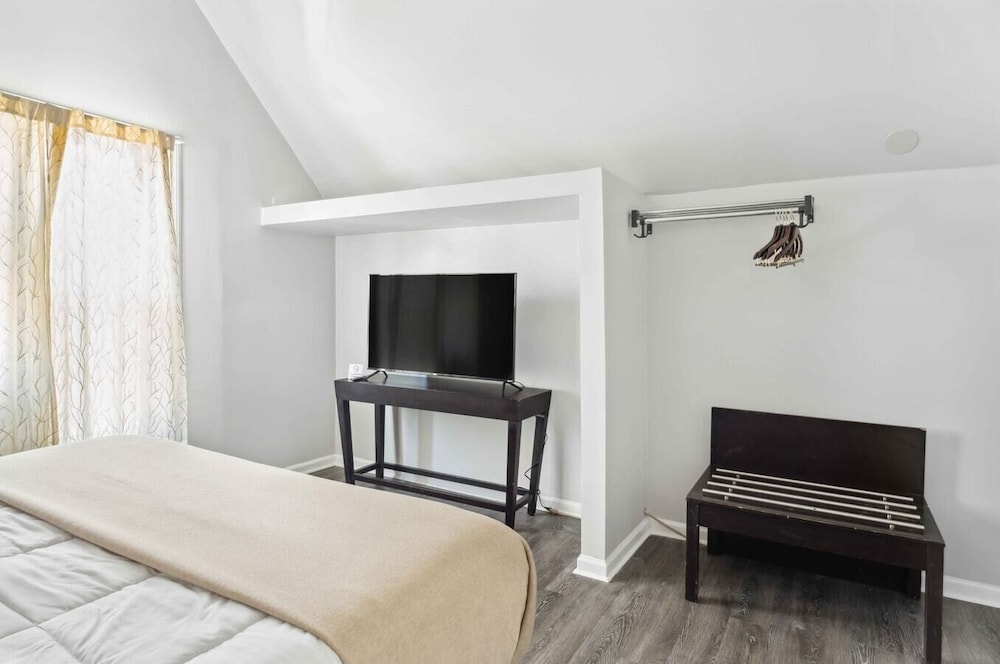 Chic Haven Stylish 2BR Oasis in Lansing detroit