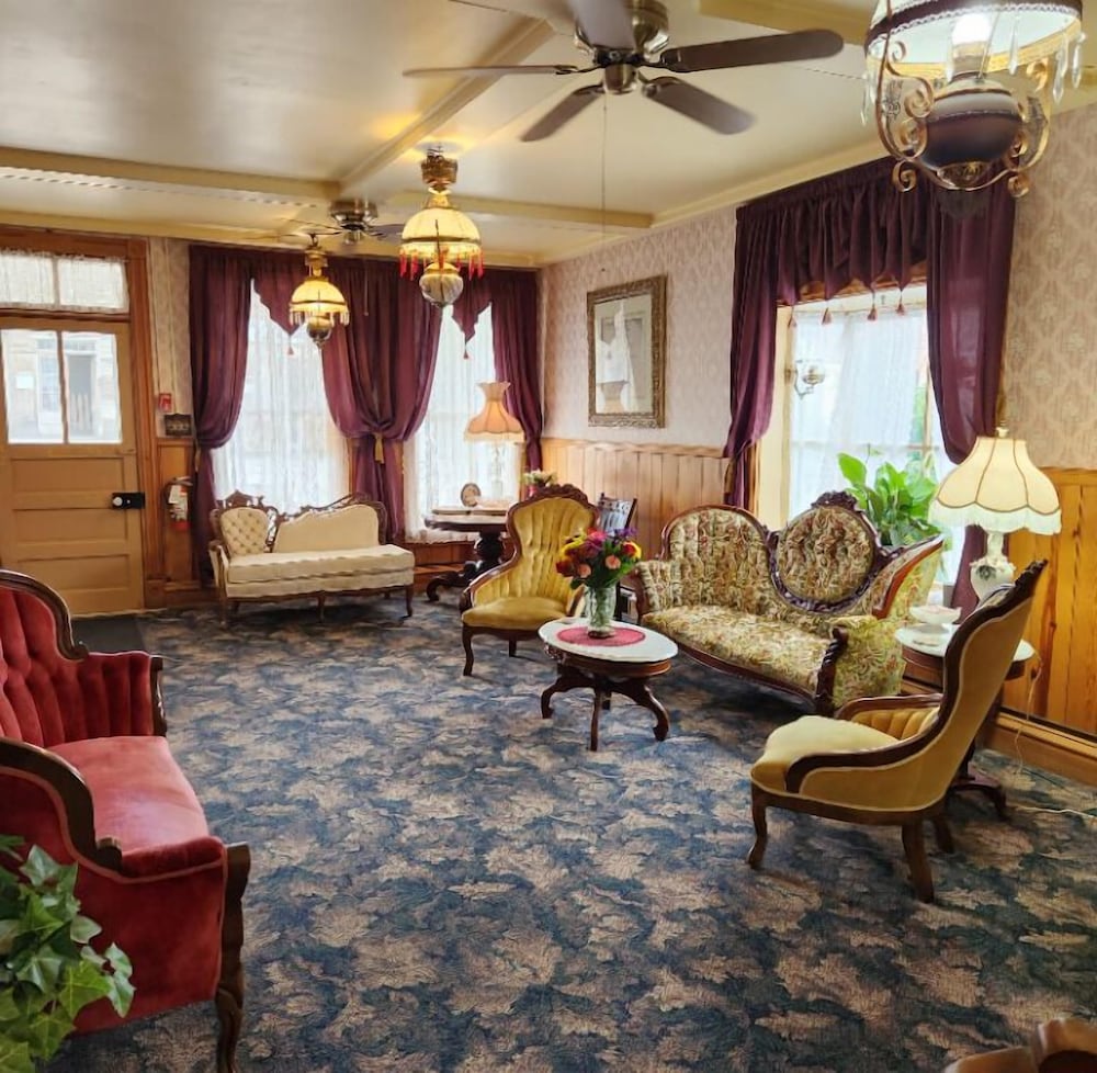 Fairweather Inn and Nevada City Cabins