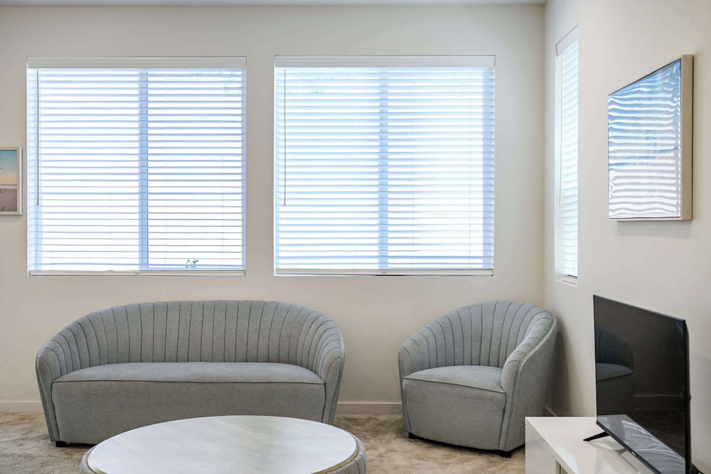 Sunny & Stylish Near LA 4BR Home w Desks & Lounge