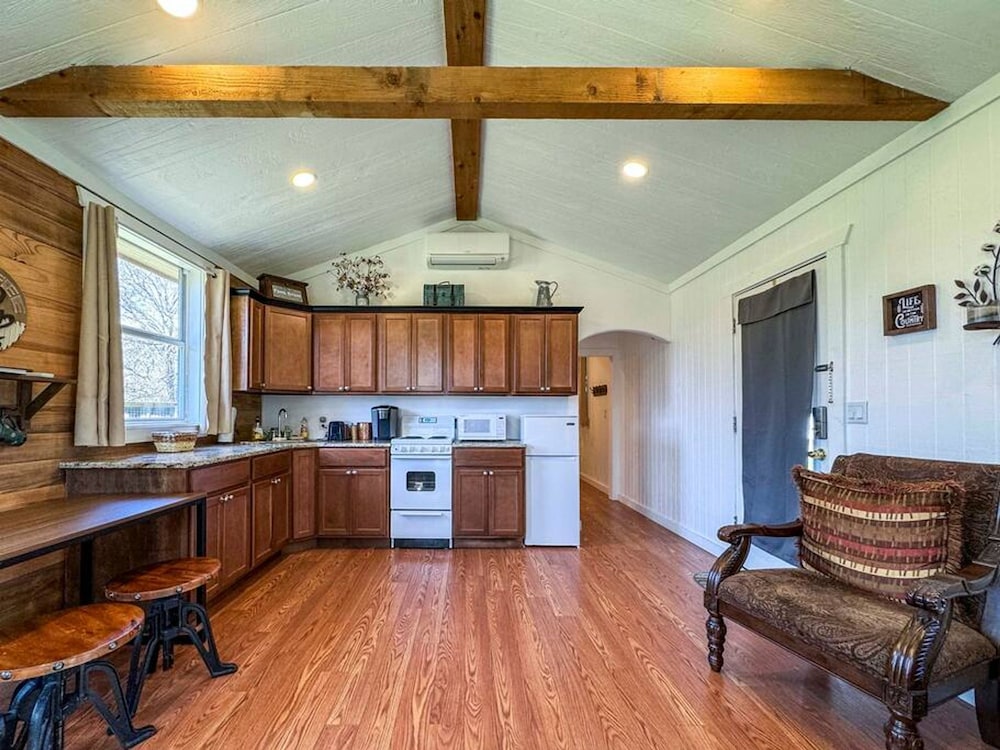 Wagon Wheel Cottage Couples Getaway in the Country view 3