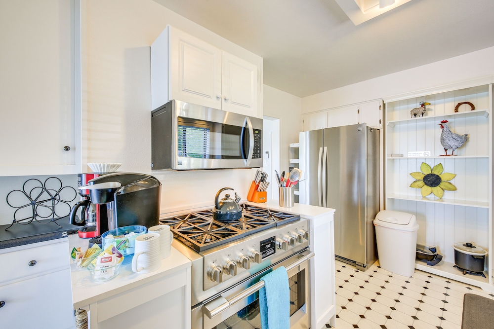 Charming Sagle Retreat w/ Hot Tub  Cozy Fireplace - Property Image 1