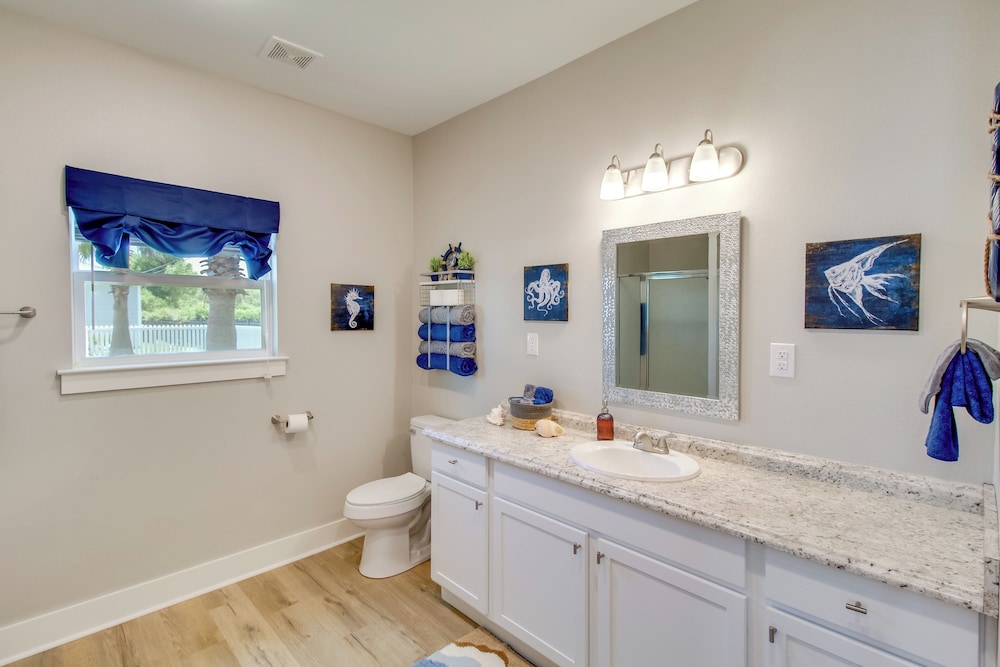 4 Mi to Rockport Beach Park: Home w/ Resort Perks
