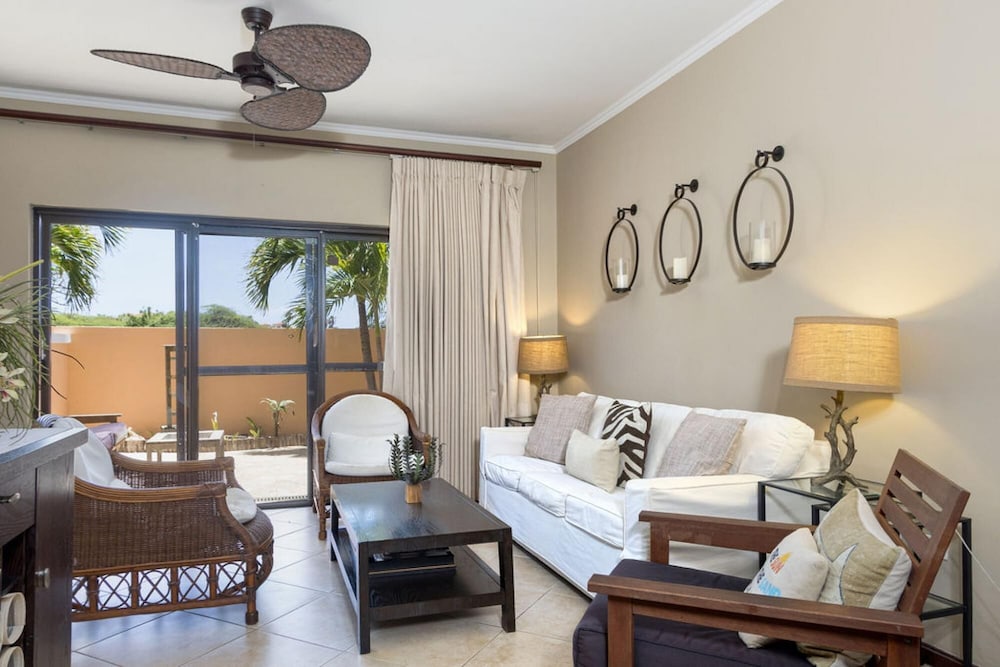 2BR 3BA Town Home w GYM Tennis Courts Pools