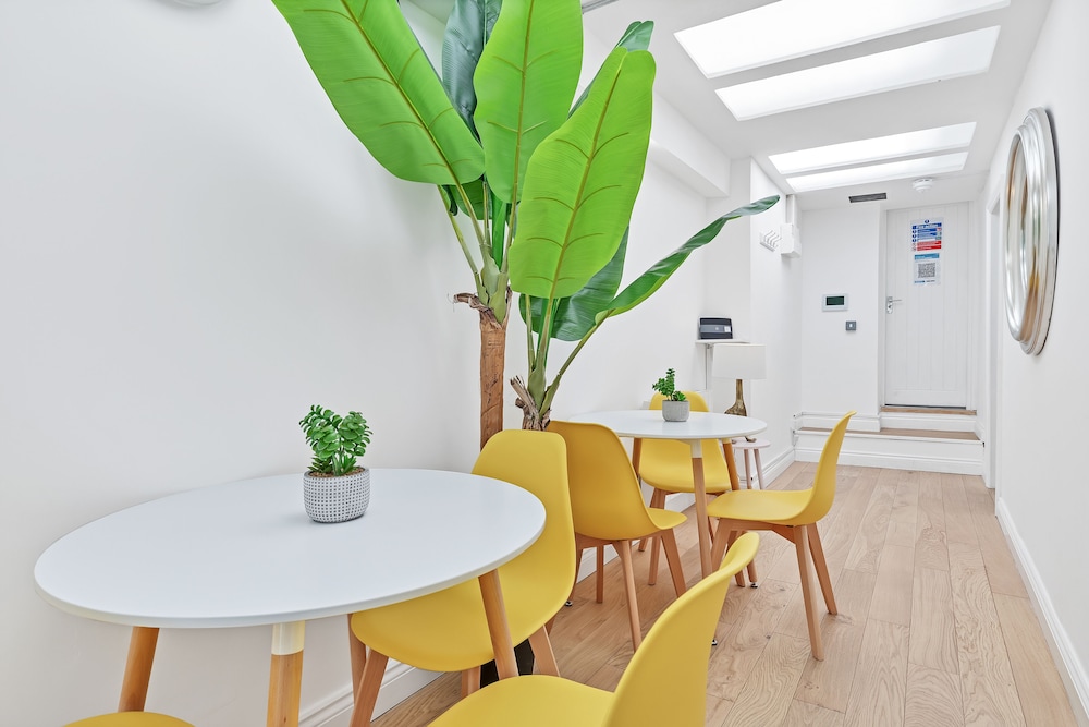 Right On : Bright On Apartment 1A | By My Getaways view 4