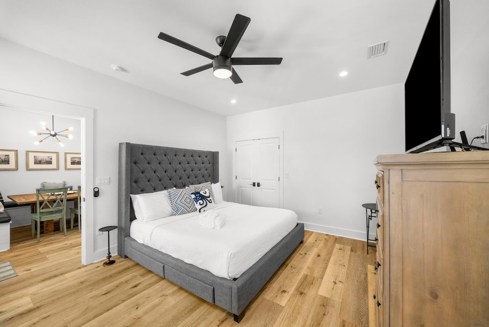 Beach House - 6th Street Retreat by PHG