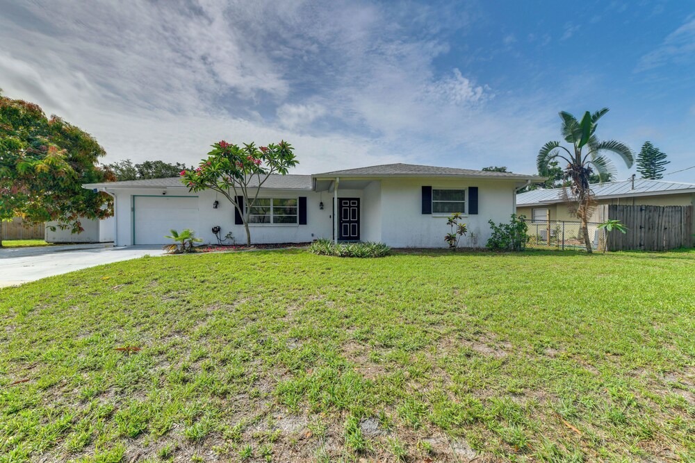 7 Mi to Siesta Beach: Home w/ Furnished Patio!
