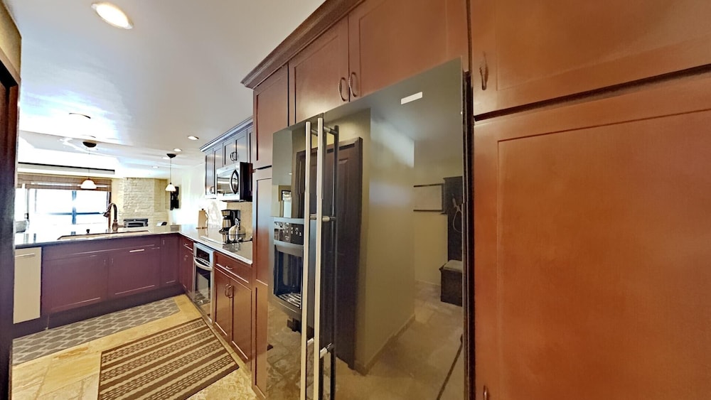 Gorgeous Remodeled Condo With Views Of Mammoth Mountain! by RedAwning