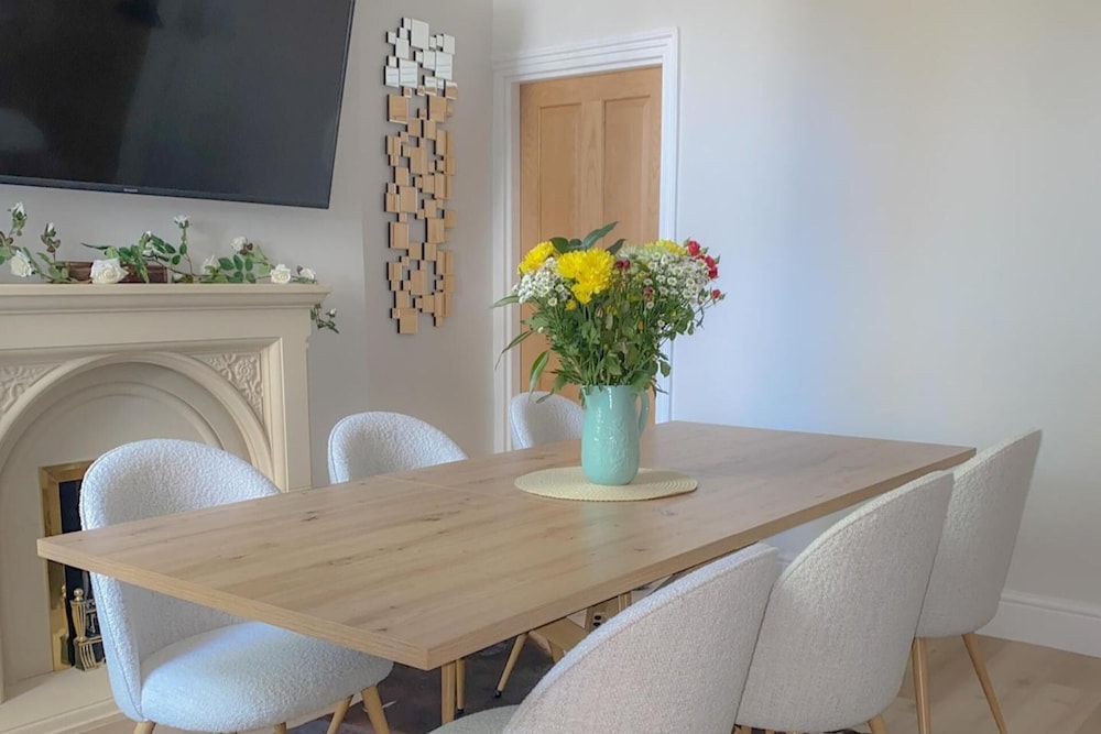 Luxury Townhouse Retreat in Kendal w/ Free Parking