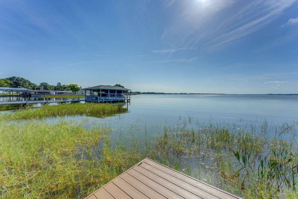 Lake Dora Escape: Canal Access & Seaplane Sights!