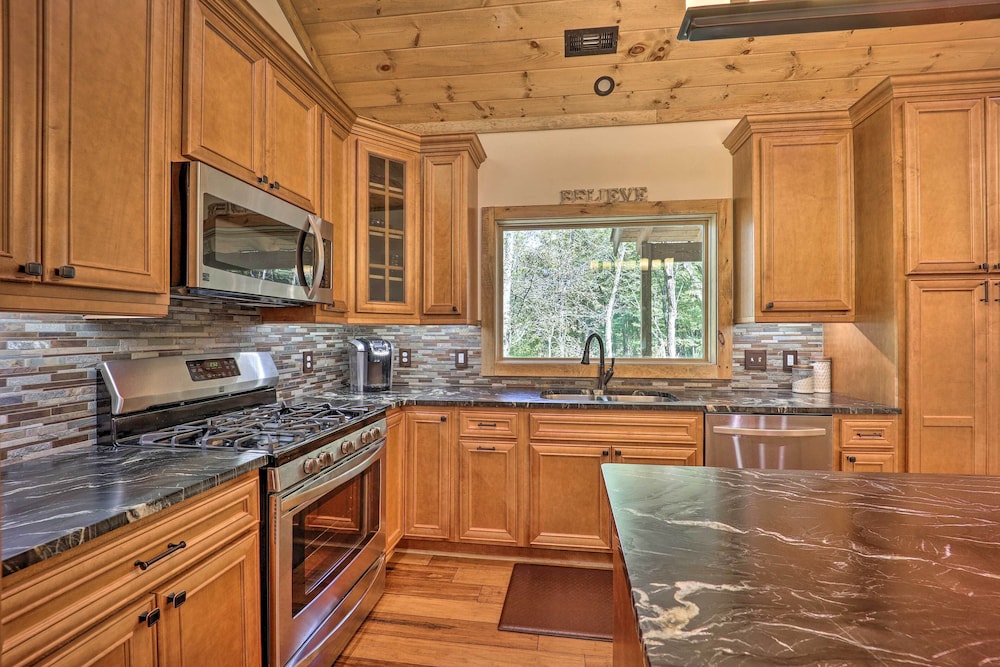 Treetop Cabin w/ Hot Tub, Near Appalachian Ski