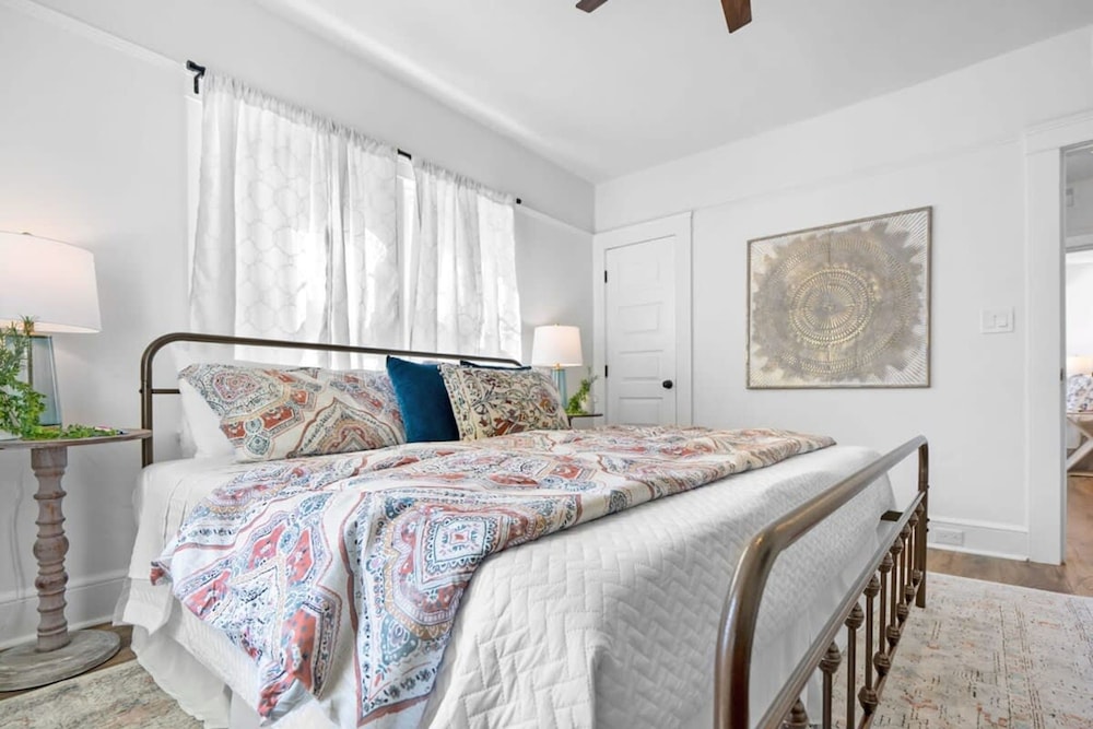 Newly Renovated Whimsical Cottage 2 Beds Hot Tub