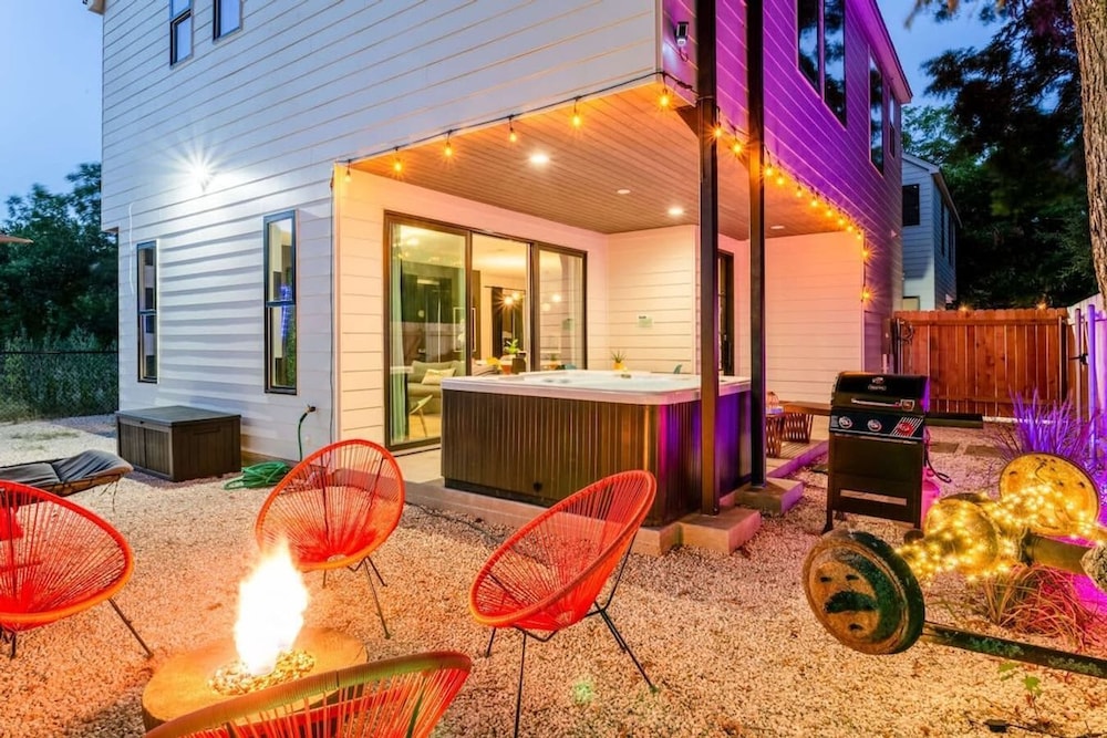 Massive 10br Compound6 Min to Downtown Austin
