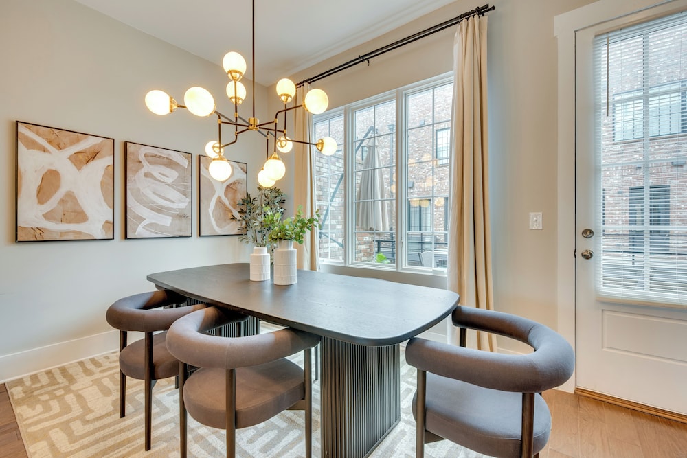 Chic Atlanta Vacation Rental ~ 1 Mi to Downtown!