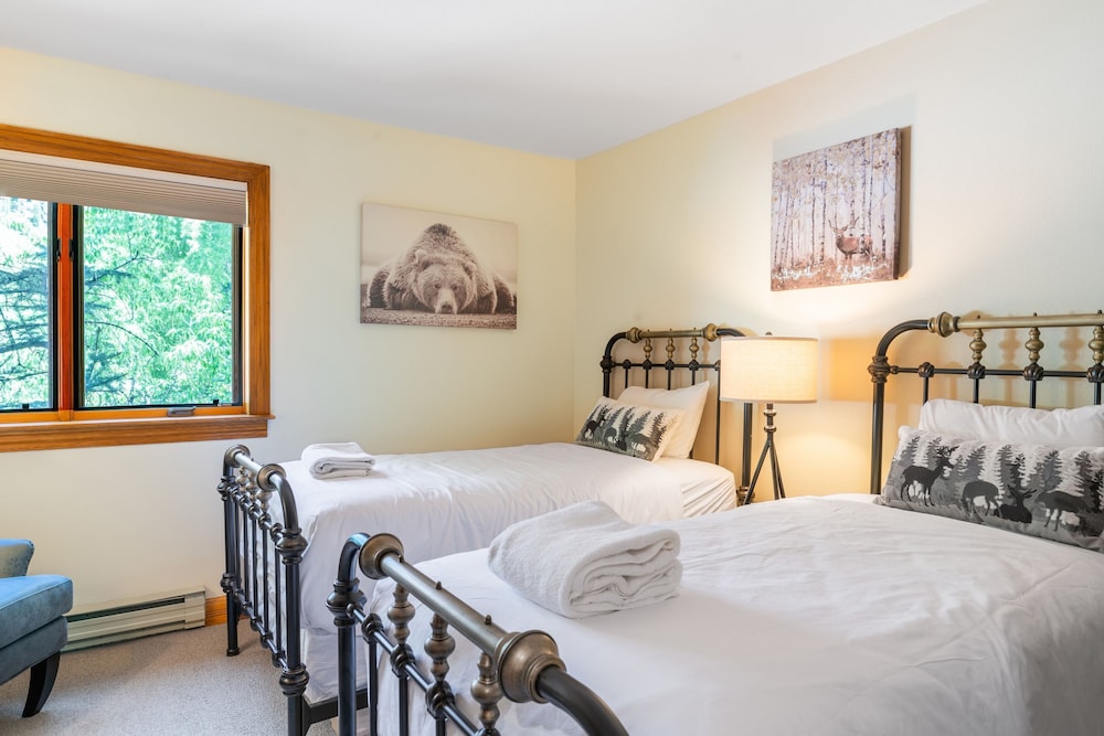 Cimarron Lodge 14 by Avantstay Ski-in Ski-out Property in Complex w Two Hot Tubs Permit 3601