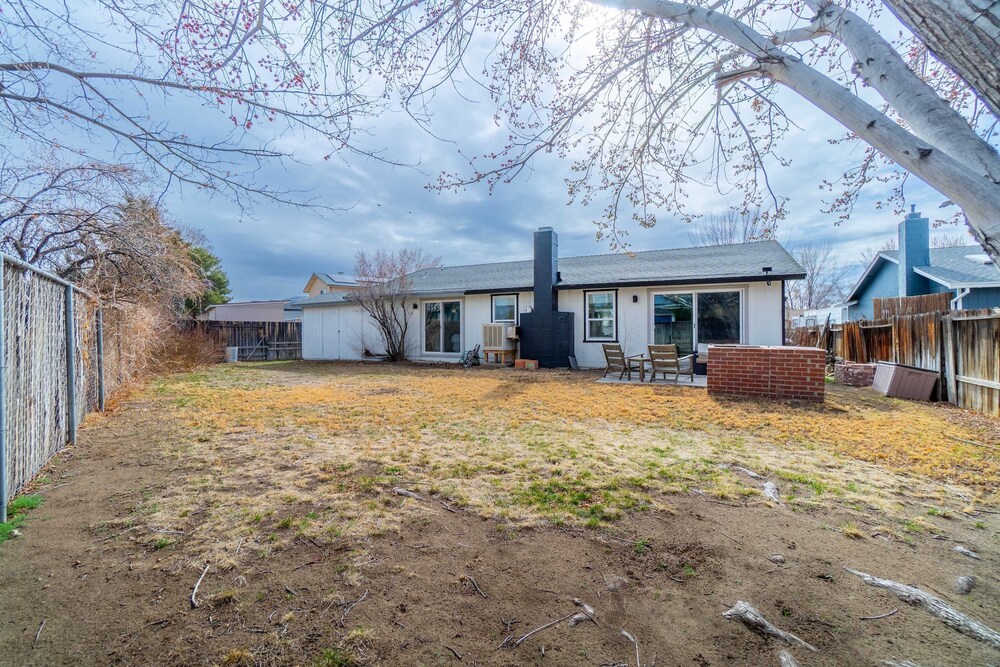 Cozy Family Haven in Sparks - Pet Friendly - Fenced Yard