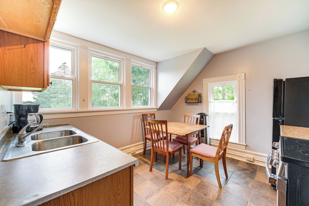 2 Mi to Chardon Square: Spacious Farmhouse