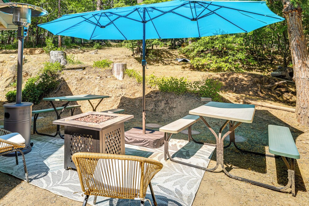 Peaceful Forest Views & Patio: Twain Harte Home
