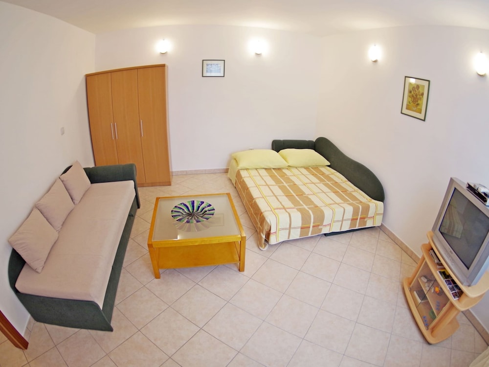 Apartment near Beach and Historical Center of Pula view 2