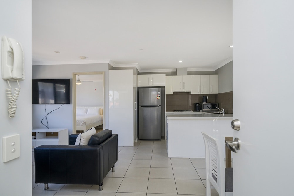 Sunny 2-bed in Quiet Location With Balcony